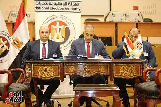 رئيس-واعضاء-لجنة-تلقى-طلبات-الترشح