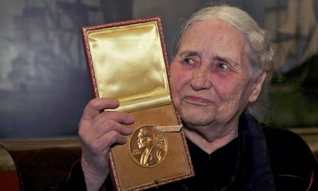 دوريس ليسينج مع ميدالية جائزة نوبل للأدب
