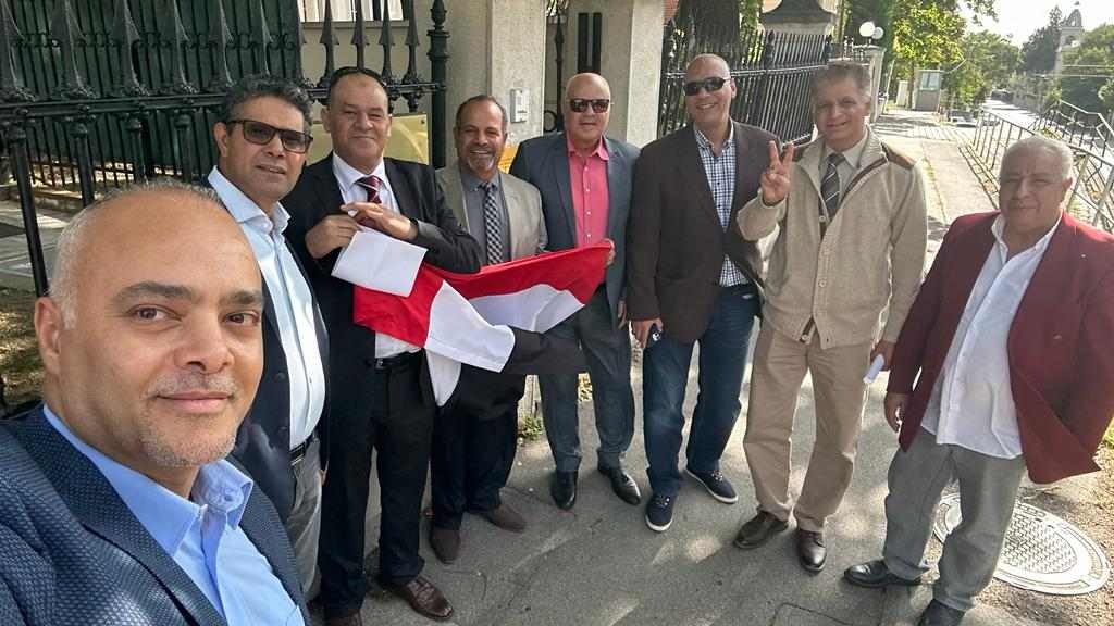 أعداد كبيرة من مصريي النمسا يوثقون طلبات ترشح الرئيس عبد الفتاح السيسى  (2)