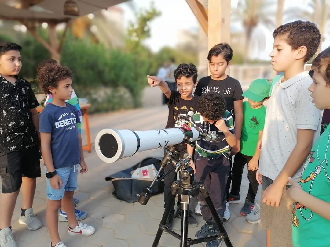 أحمد مع تلسكوبه يشرح للأطفال