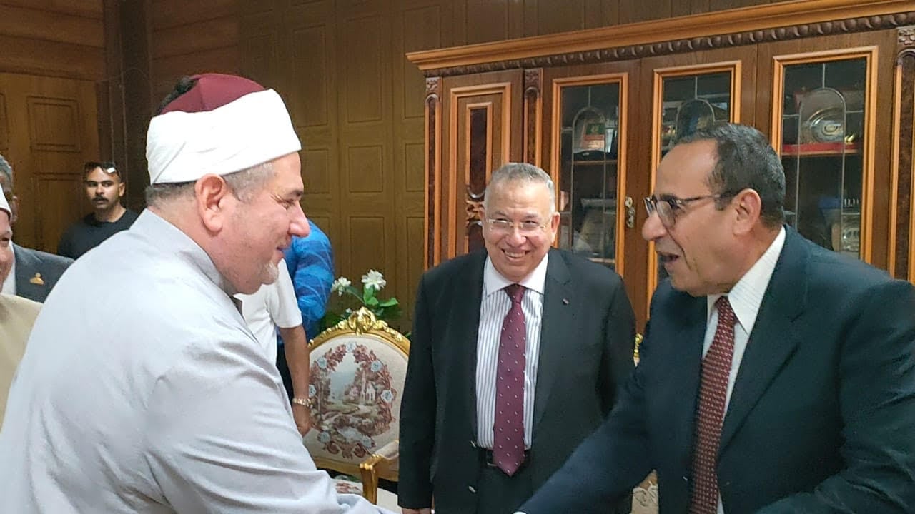 محافظ شمال سيناء يستقبل نقيب الاشراف خلال زيارته إلي مدينة العريش (1)