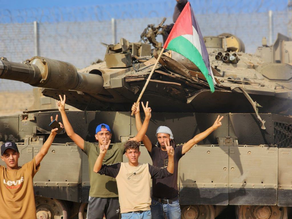 رفع علم فلسطين على دبابة للاحتلال