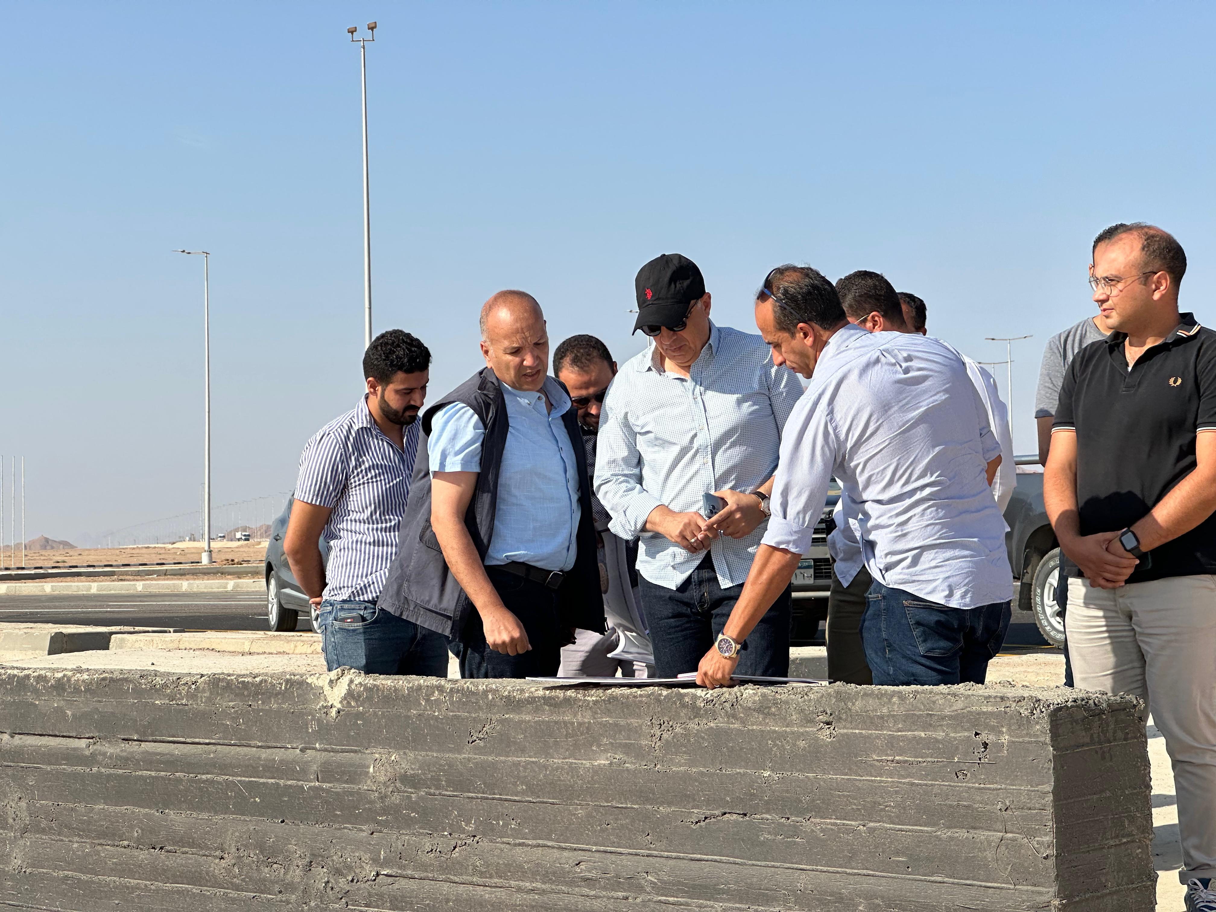 ‫ وزير الرى يتفقد أعمال حماية مدينة شرم الشيخ من أخطار السيول (8)