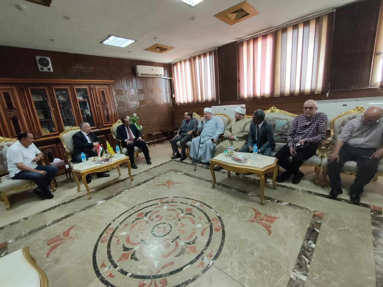 محافظ شمال سيناء يستقبل نقيب الاشراف خلال زيارته إلي مدينة العريش (3)