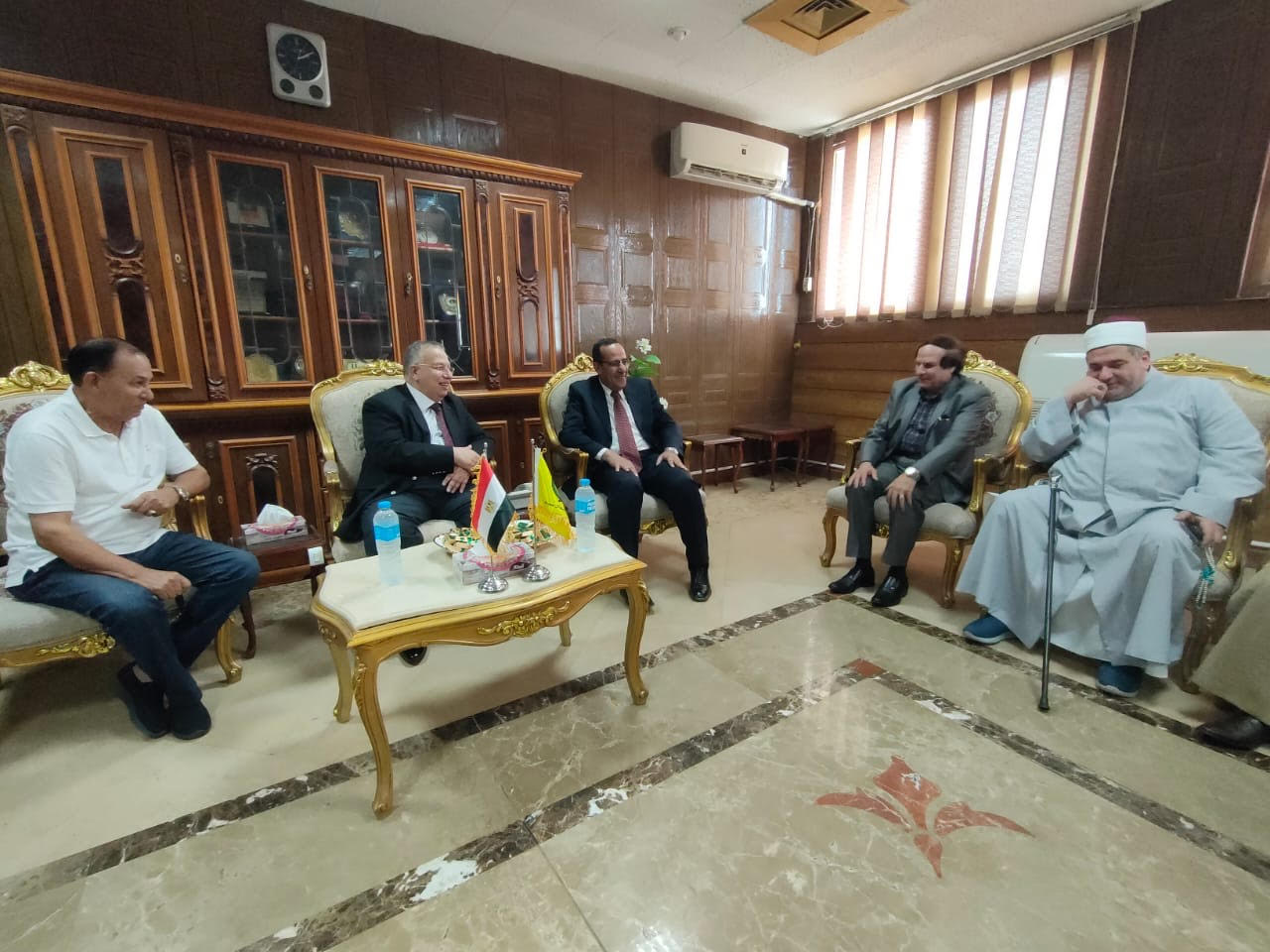 محافظ شمال سيناء يستقبل نقيب الاشراف خلال زيارته إلي مدينة العريش (2)