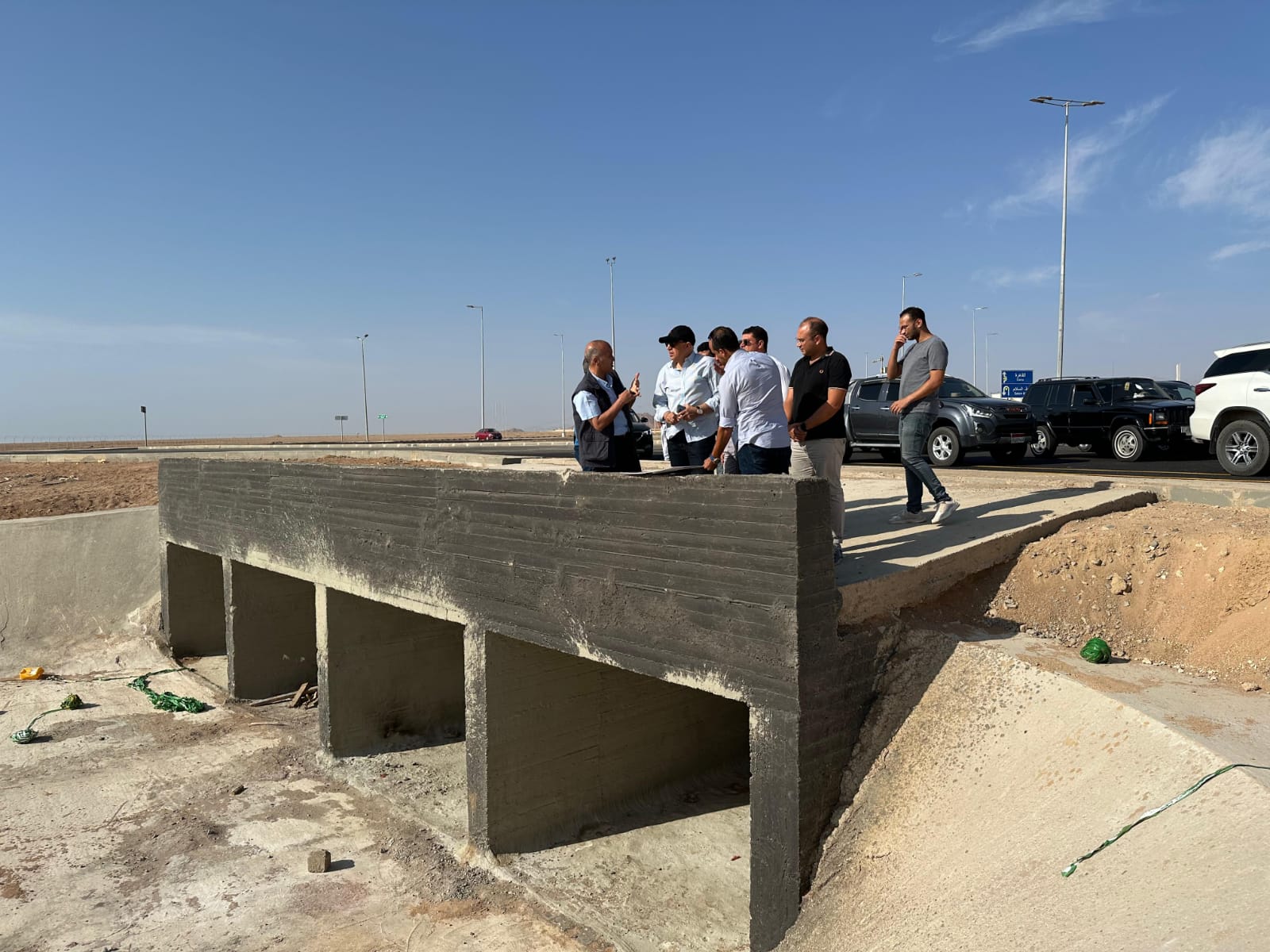 ‫ وزير الرى يتفقد أعمال حماية مدينة شرم الشيخ من أخطار السيول (7)