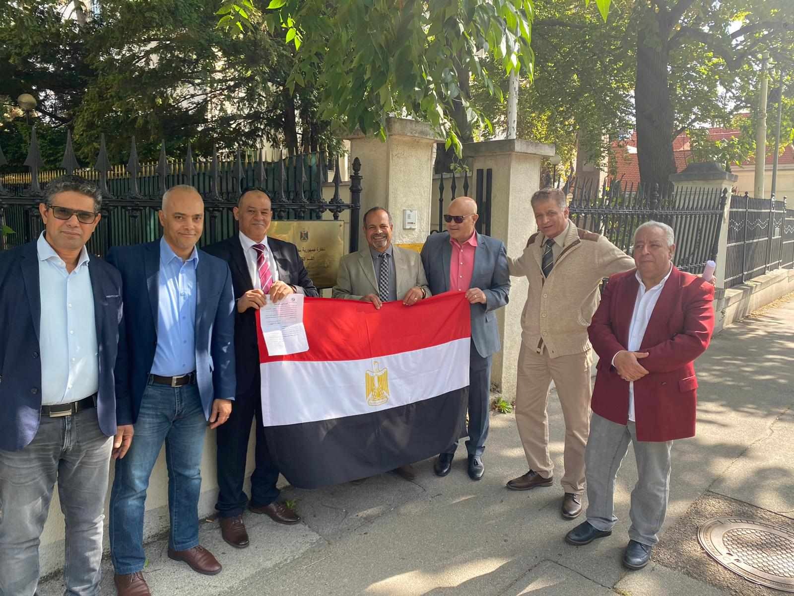 أعداد كبيرة من مصريي النمسا يوثقون طلبات ترشح الرئيس عبد الفتاح السيسى  (5)