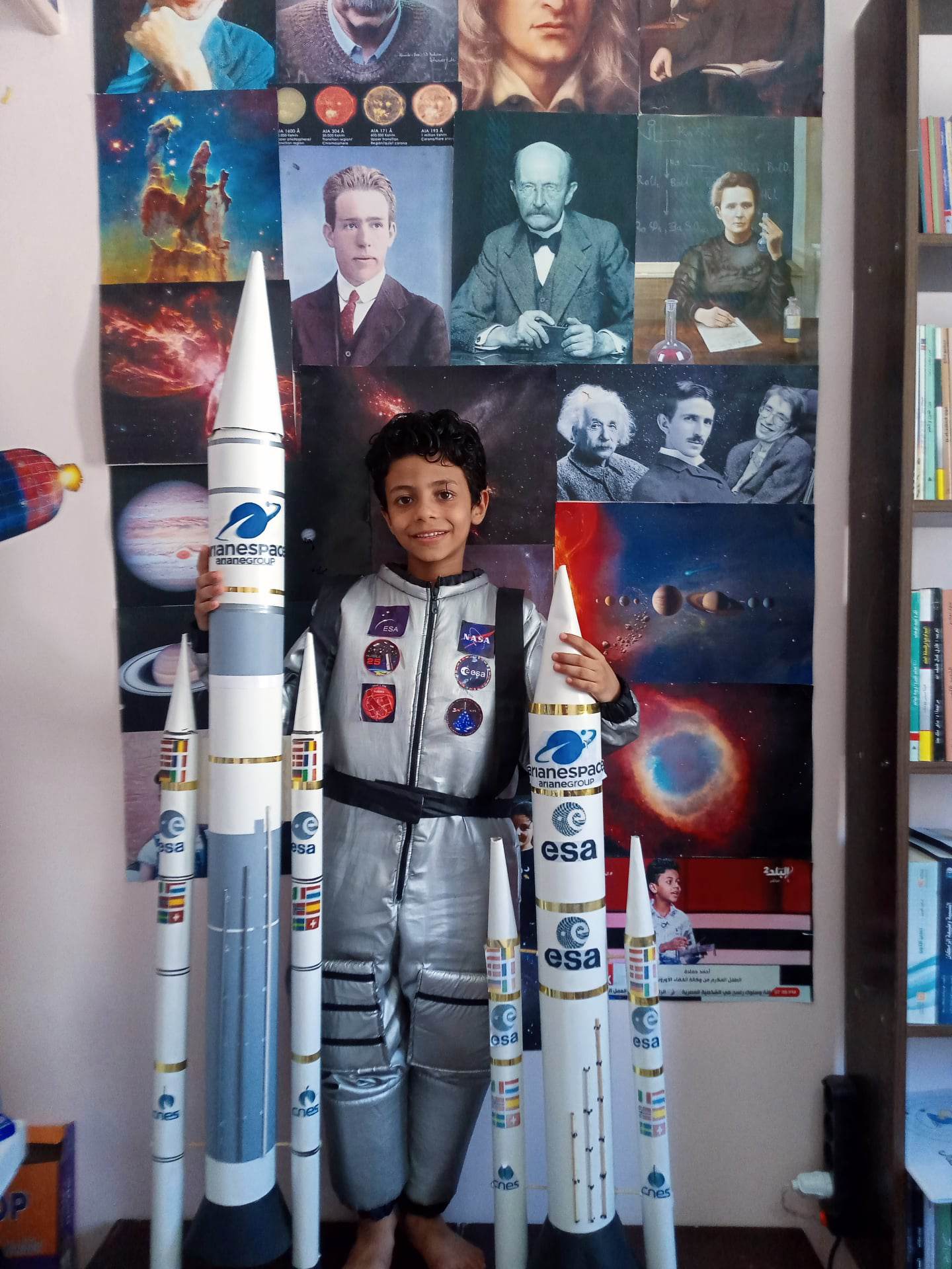 أحمد ببدلة تقليدية لبدلة رائد الفضاء داخل مكتبته