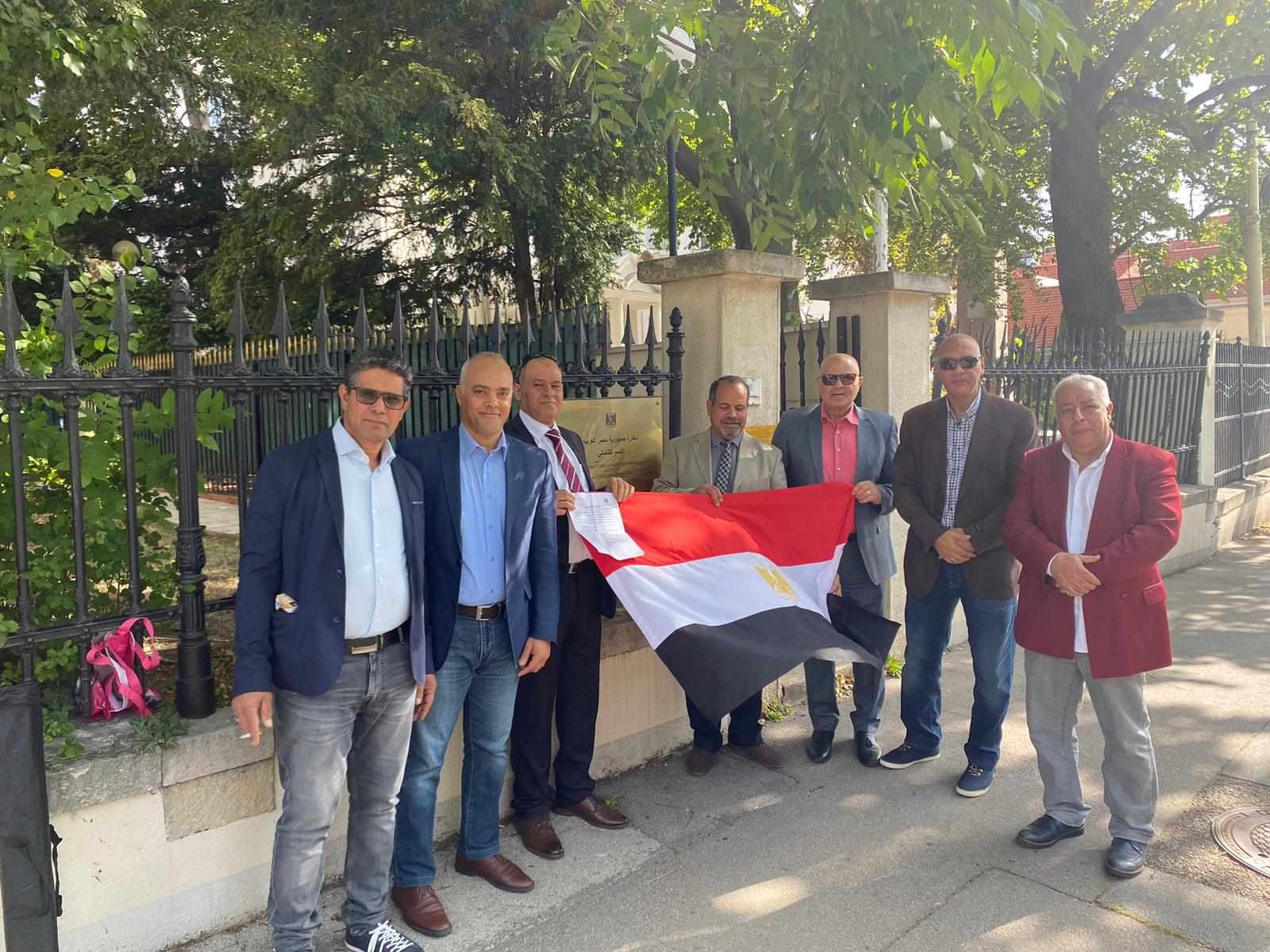 أعداد كبيرة من مصريي النمسا يوثقون طلبات ترشح الرئيس عبد الفتاح السيسى  (3)