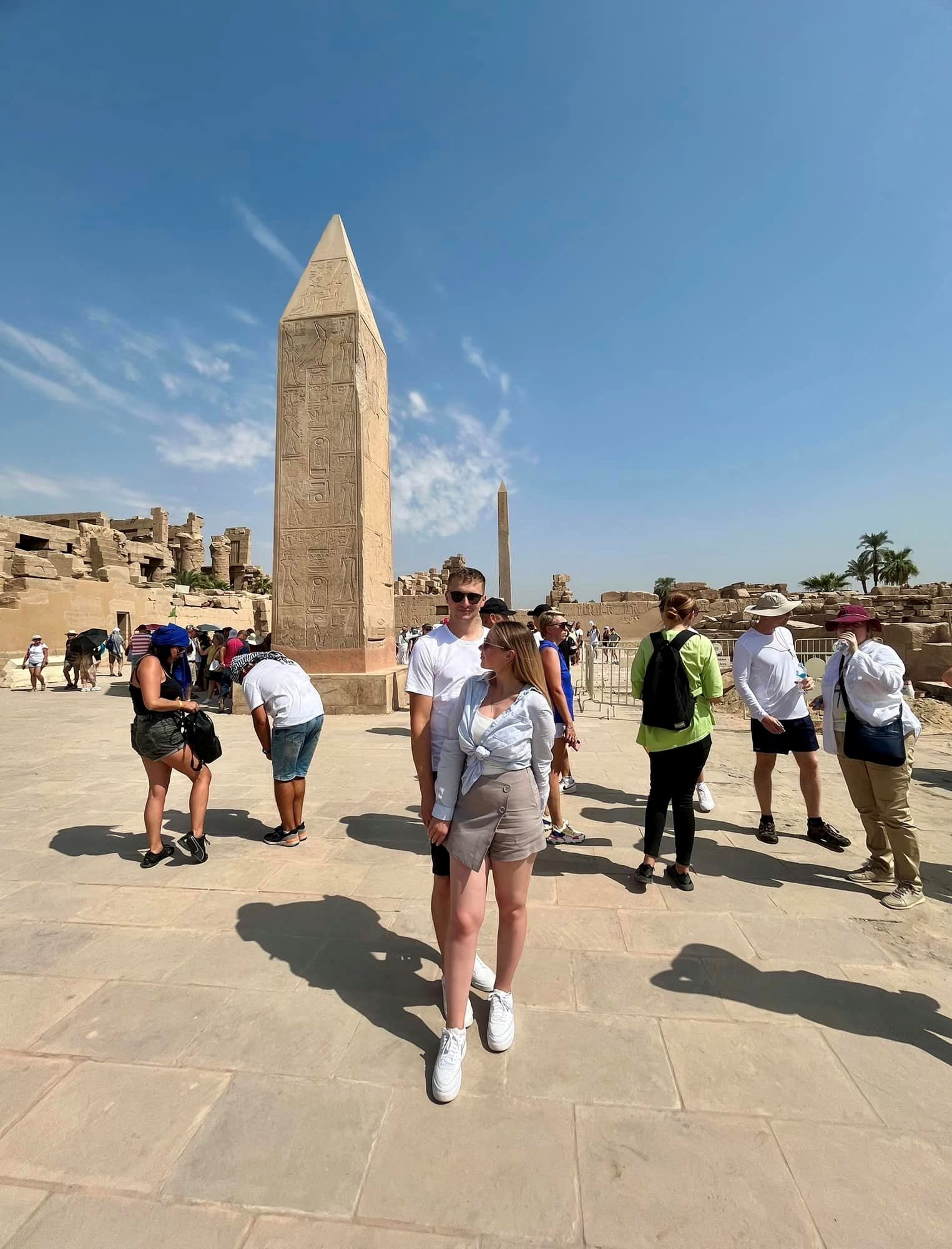 استمتاع السياح داخل المعابد بالأقصر