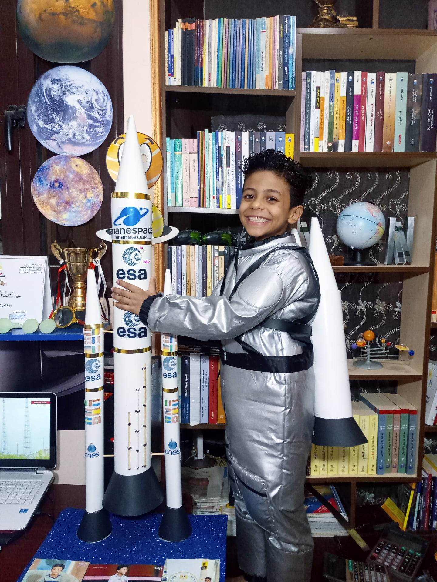 أحمد ببدلة رائد الفضاء داخل مكتبه