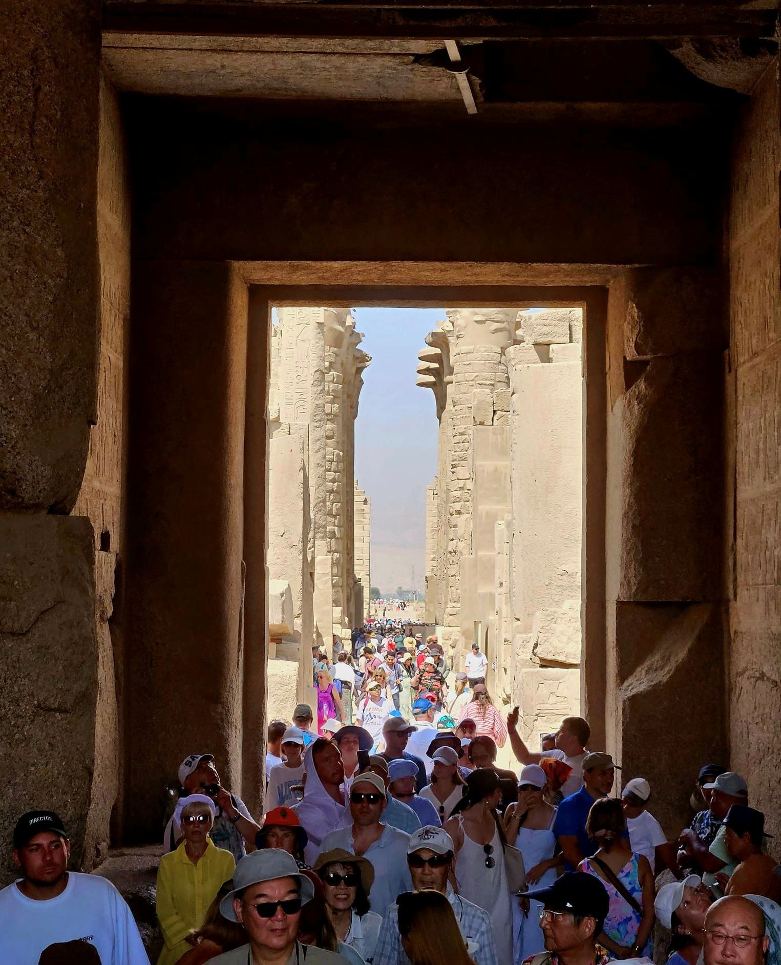 إقبال كبير من السائحين داخل مقصورة قدس الأقداس بالكرنك