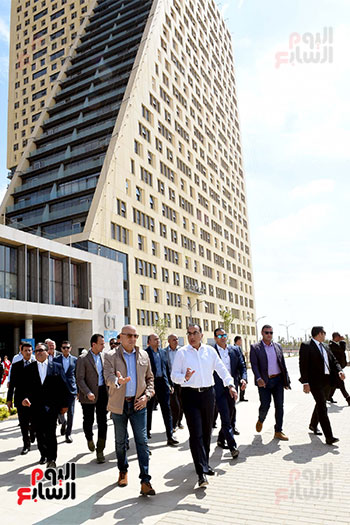 رئيس الوزراء يتفقد عددا من مشروعات العاصمة الإدارية (13)