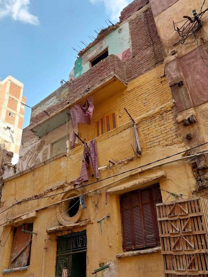 إزالة أجزاء خطرة بعقارين   غرب الإسكندرية