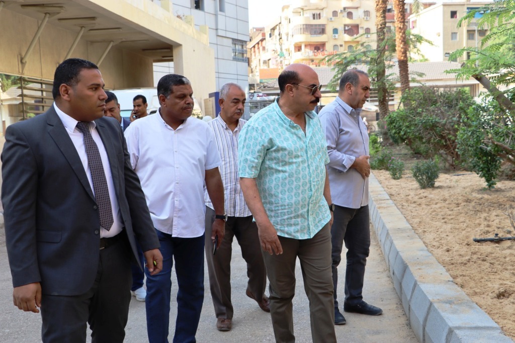 محافظ أسوان خلال الجولة