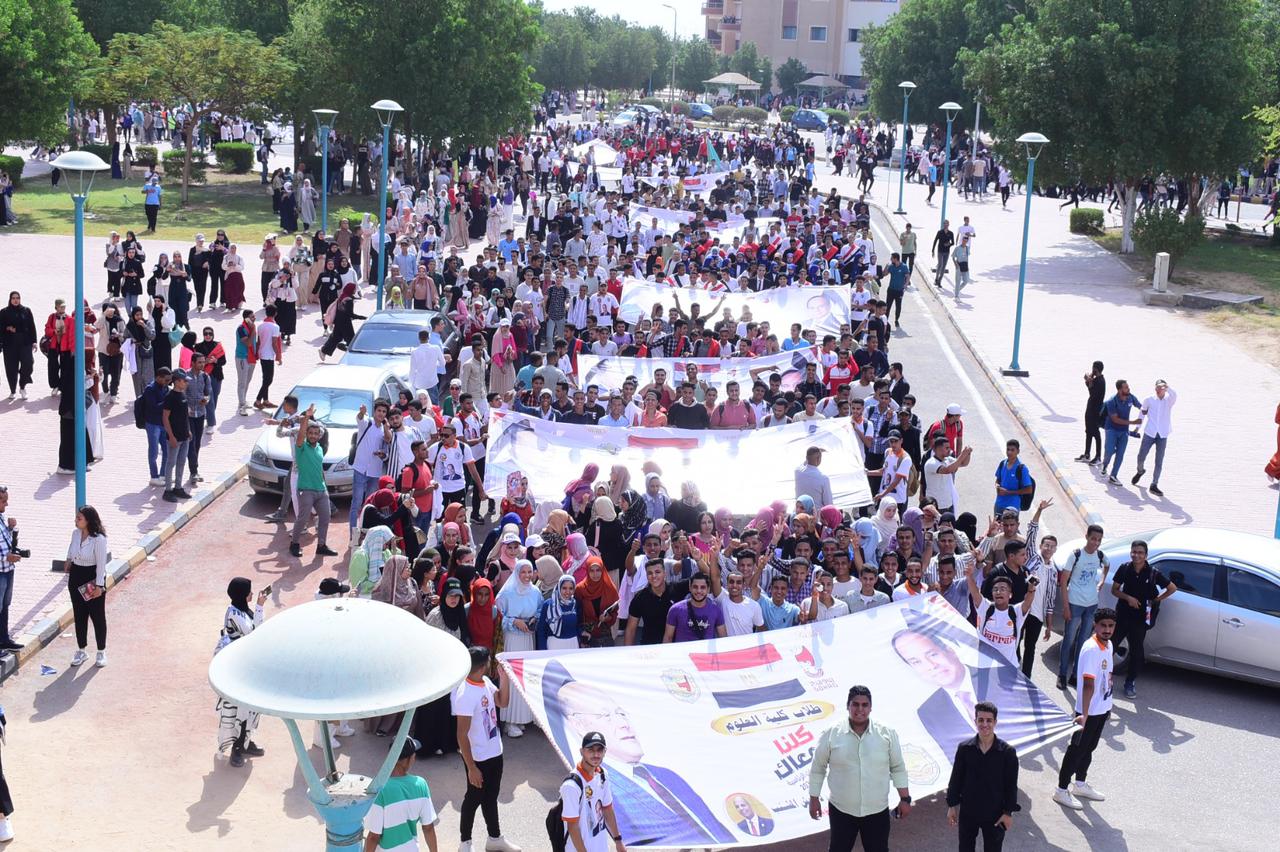 طلاب جامعة سوهاج بالمسيرة 