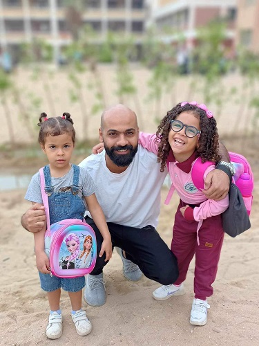محمد عبد الواحد وابنتيه