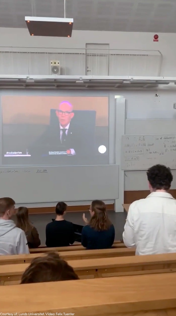 طلاب آني لويلير  يستمعون لإعلان الفائزين بجائزة نوبل فى الفيزياء 2023