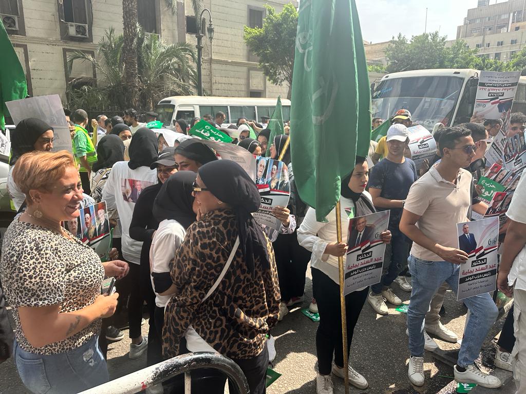 هتافات وأعلام الوفد تدعم عبد السند يمامة  (3)