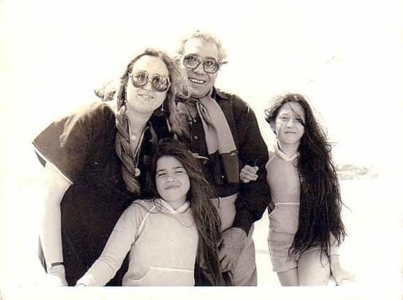 رانيا فريد شوق مع والدها وشقيقتها عبير ووالدتها
