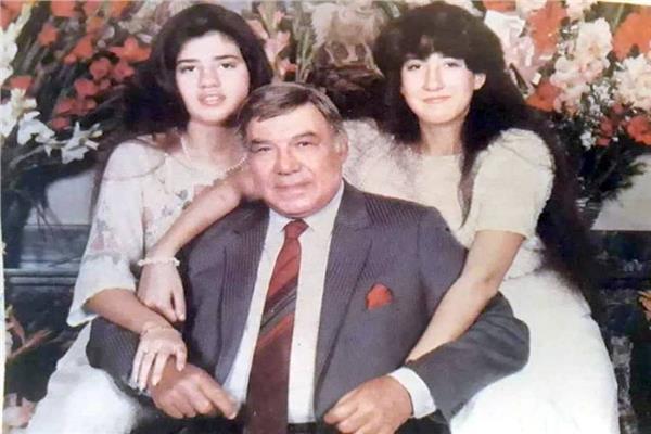 رانيا فريد شوق مع والدها وشقيقتها عبير