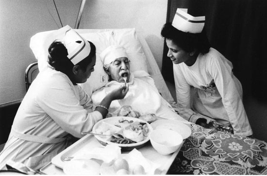 صورة لتوفيق الحكيم بالمستشفى