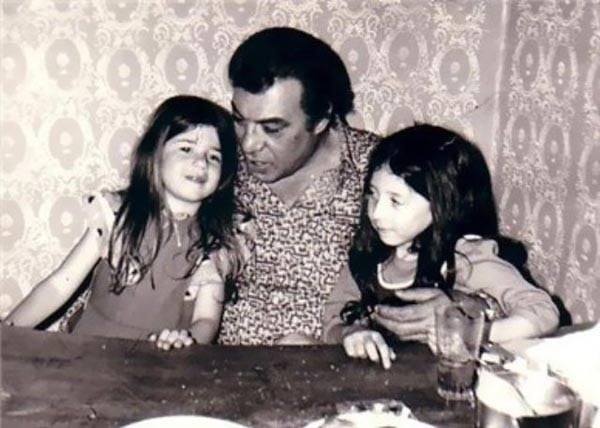 رانيا فريد شوق مع والدها وشقيقتها عبير (2)
