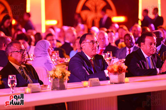 تحتفل بتتويج مصر أول دولة فى العالم تقضى على فيروس سى (9)