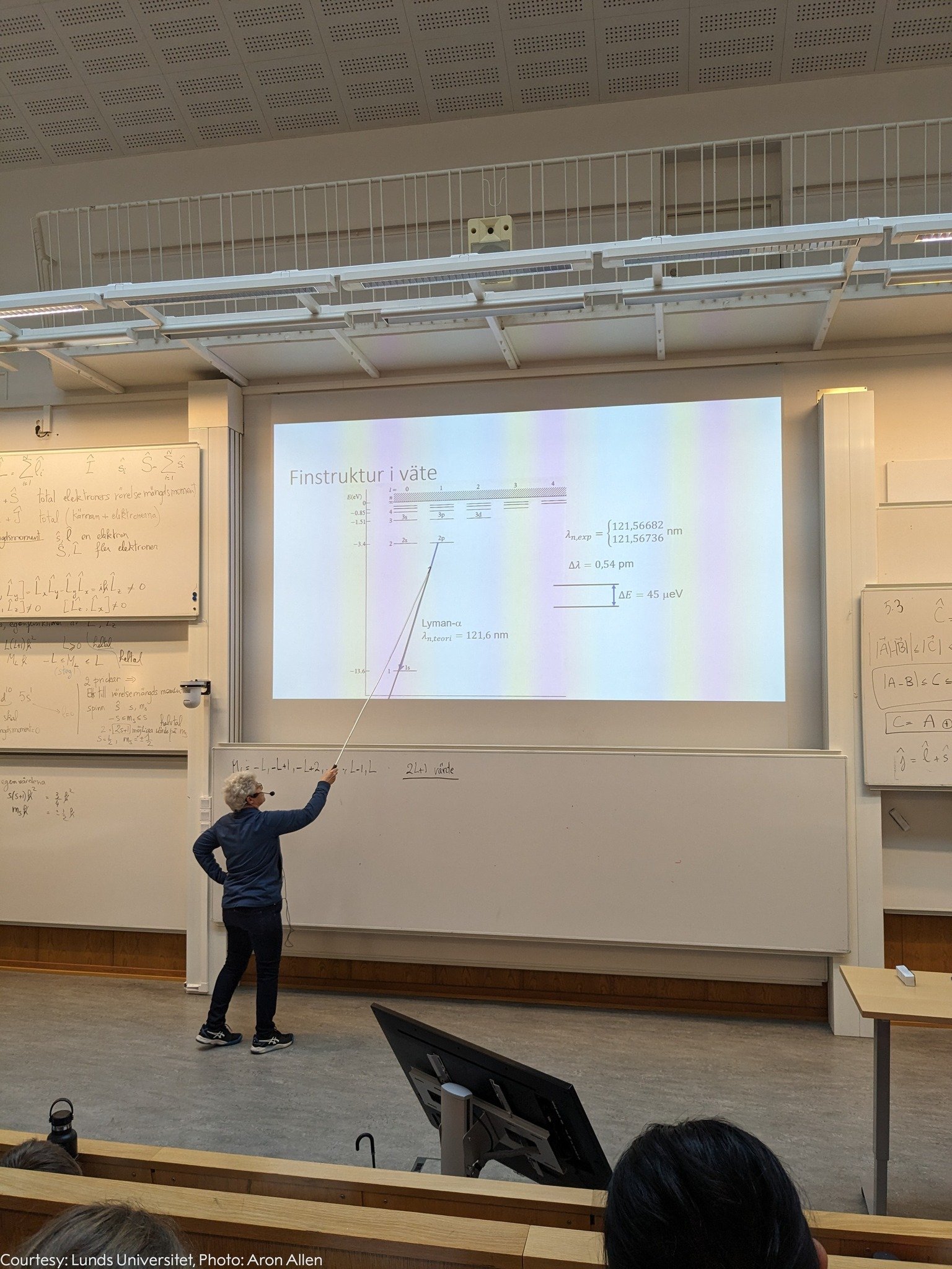 آني لويلير أثناء تدريسها لطلابها يوم إعلان جائزة نوبل للفيزياء 2023