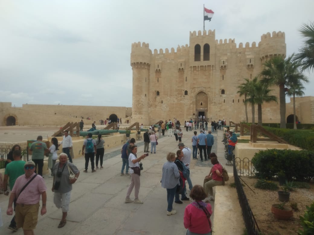 إقبال علي قلعة قايتياي الأثرية بالإسكندرية