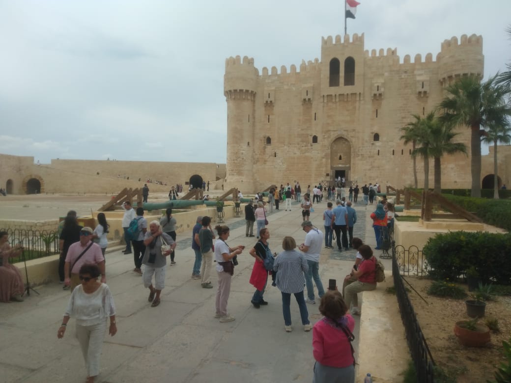 توافد السائحين الأجانب علي قلعة قايتياي الأثرية بالإسكندرية