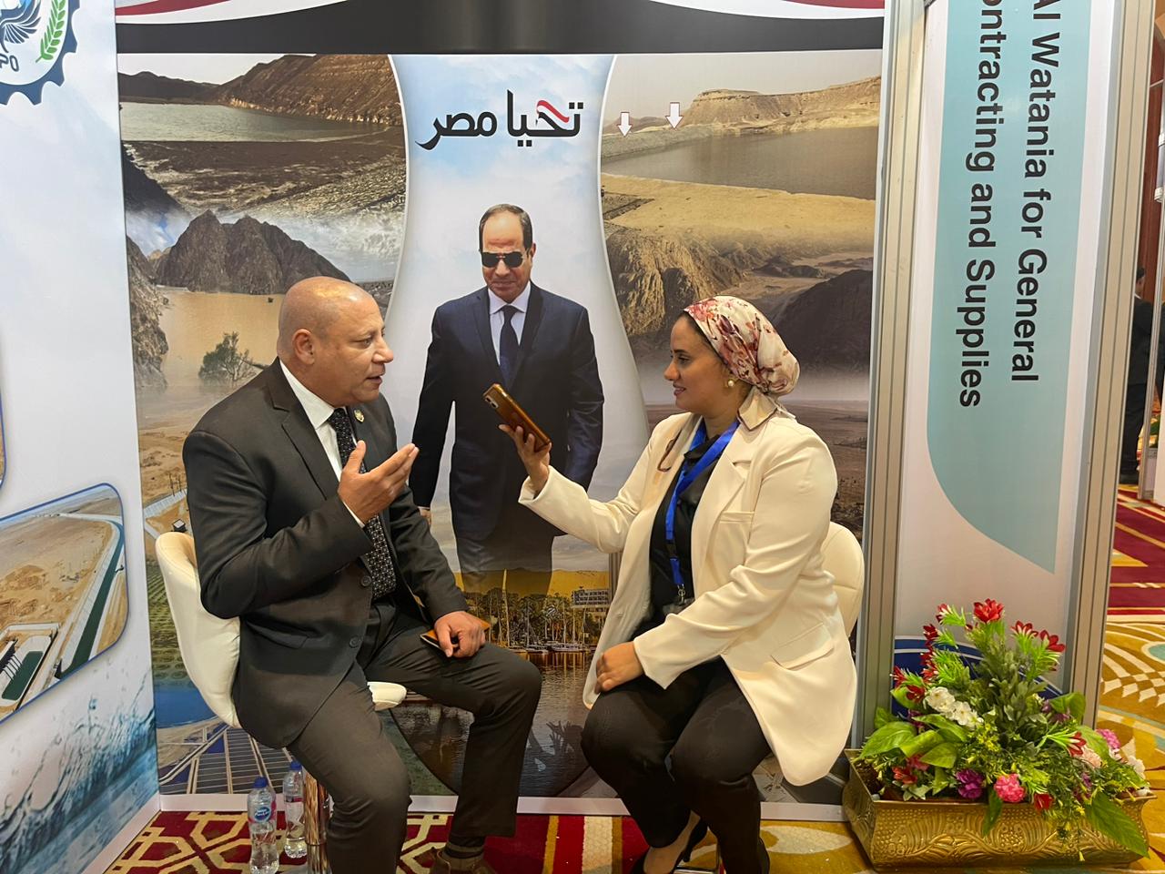 الزميلة أسماء نصار مع اللواء عمرو قابل رئيس قطاع المياه بالشركة الوطنية للمقاولات العامة