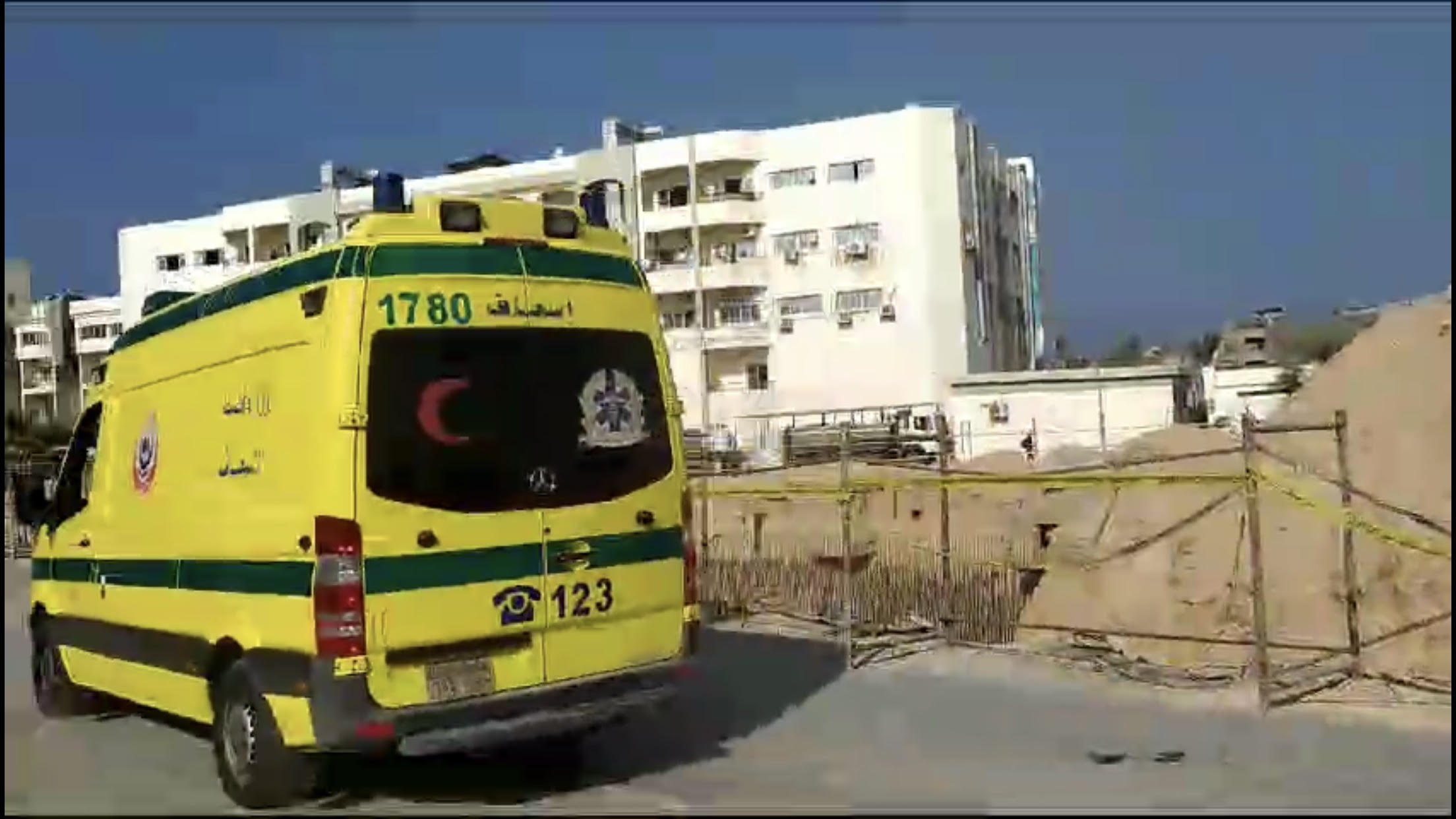 نقل الجرحي الفلسطينيين لمستشفيات العريش وبئر العبد والشيخ زويد (1)