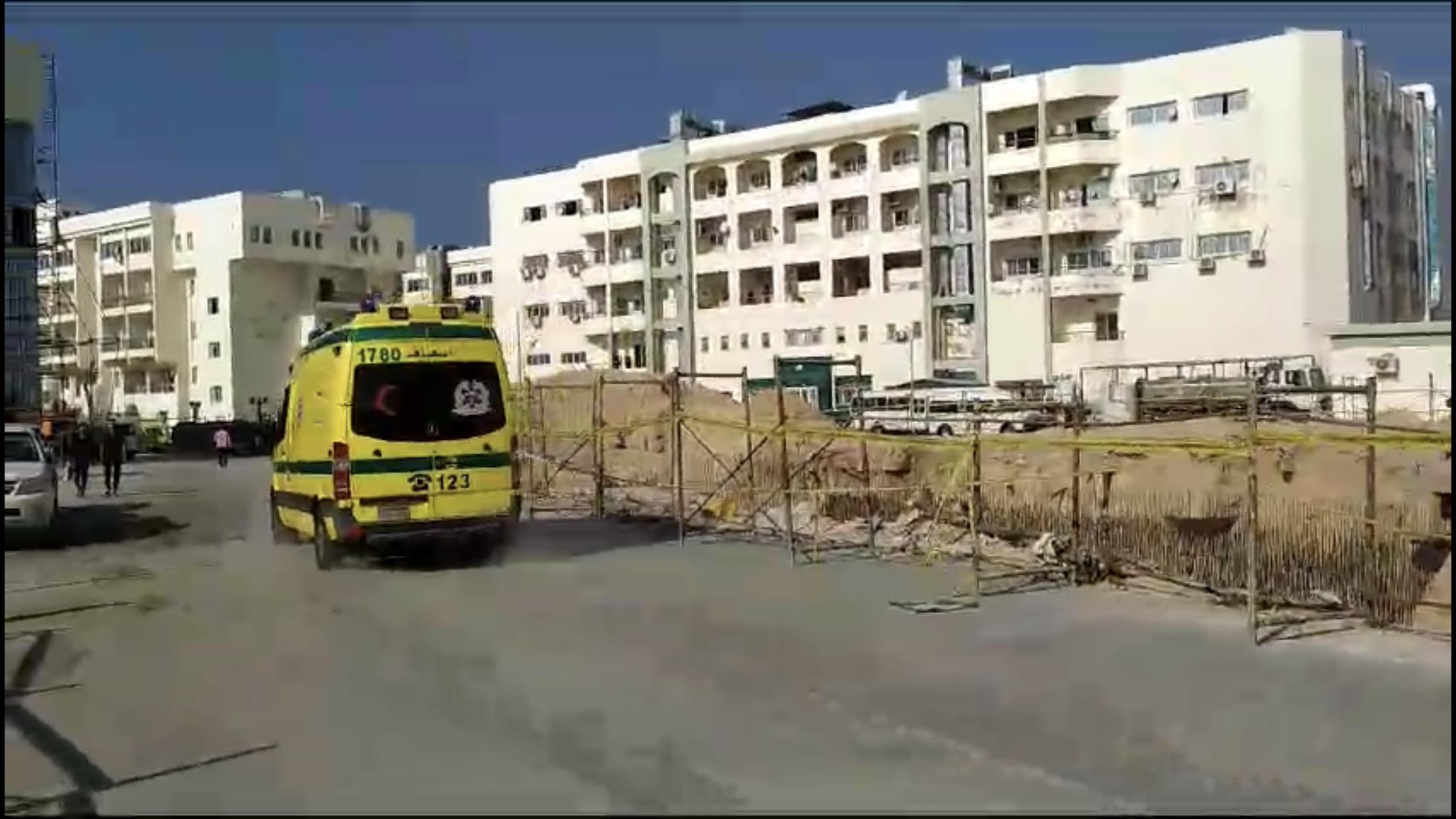 نقل الجرحي الفلسطينيين لمستشفيات العريش وبئر العبد والشيخ زويد (2)