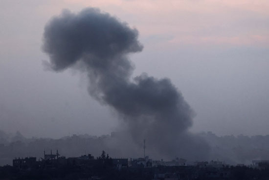 غبار من الدخان يتصاعد فى سماء غزة