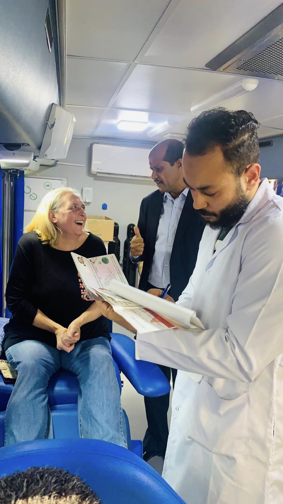 الأجانب المقيمين بالأقصر خلال التبرع بالدم لصالح الفلسطينيين
