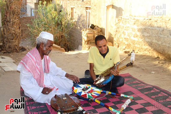 صحفى-اليوم-السابع-مع-عازف-الطنبور