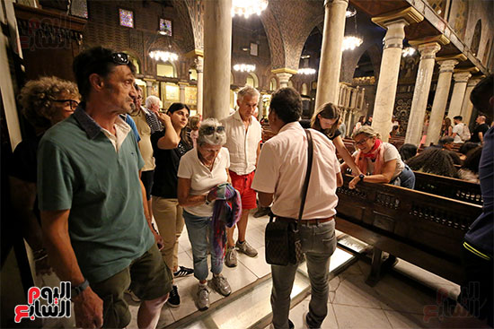 السياح يشاهدون قواعد بناء الكنيسة