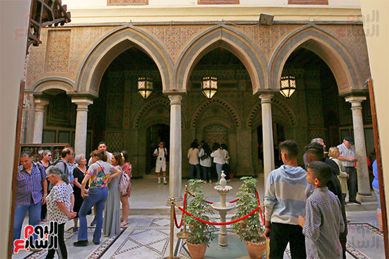 السياح أمام مدخل الكنيسة المعلقة