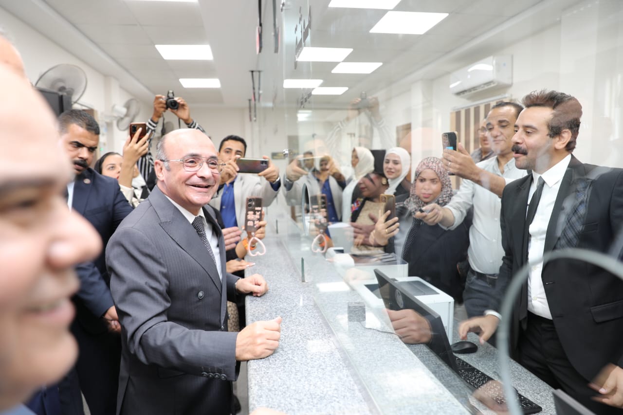 وزير العدل يتحدث مع العاملين بالمحكمة أثناء الافتتاح