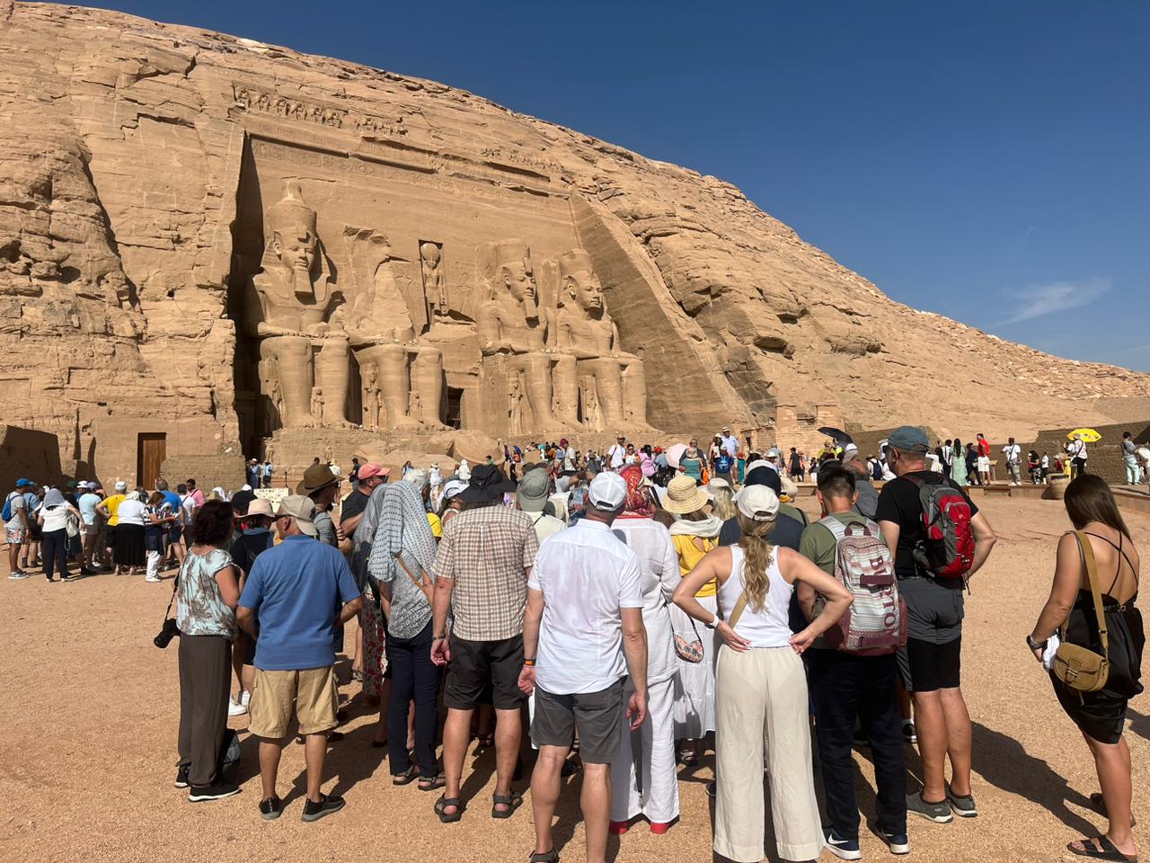 الأفواج السياحية تزور معبد أبوسمبل