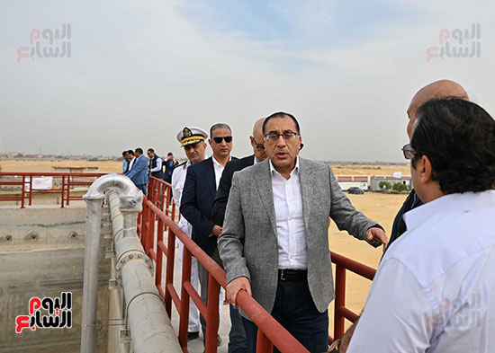 جولة رئيس الوزراء فى محطة الصرف الصحى خلال زيارة محافة الفيوم   (2)