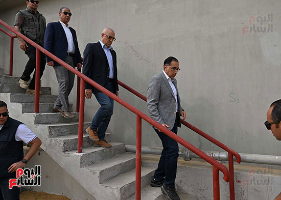 جولة رئيس الوزراء فى محطة الصرف الصحى خلال زيارة محافة الفيوم   (1)