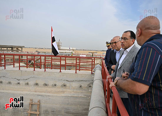 رئيس الوزراء فىمحطة صرف صحى الحامول بمحافظة الفيوم  (2)