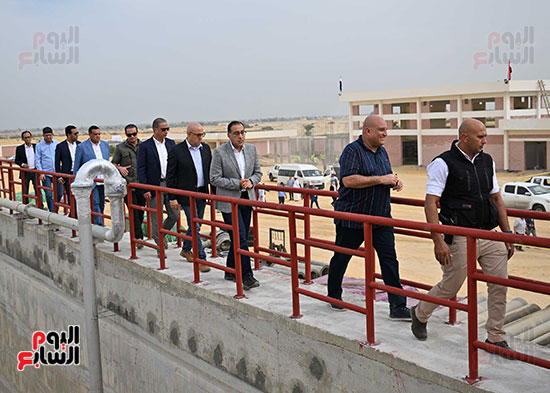 جولة رئيس الوزراء فى محطة الصرف الصحى خلال زيارة محافة الفيوم   (3)