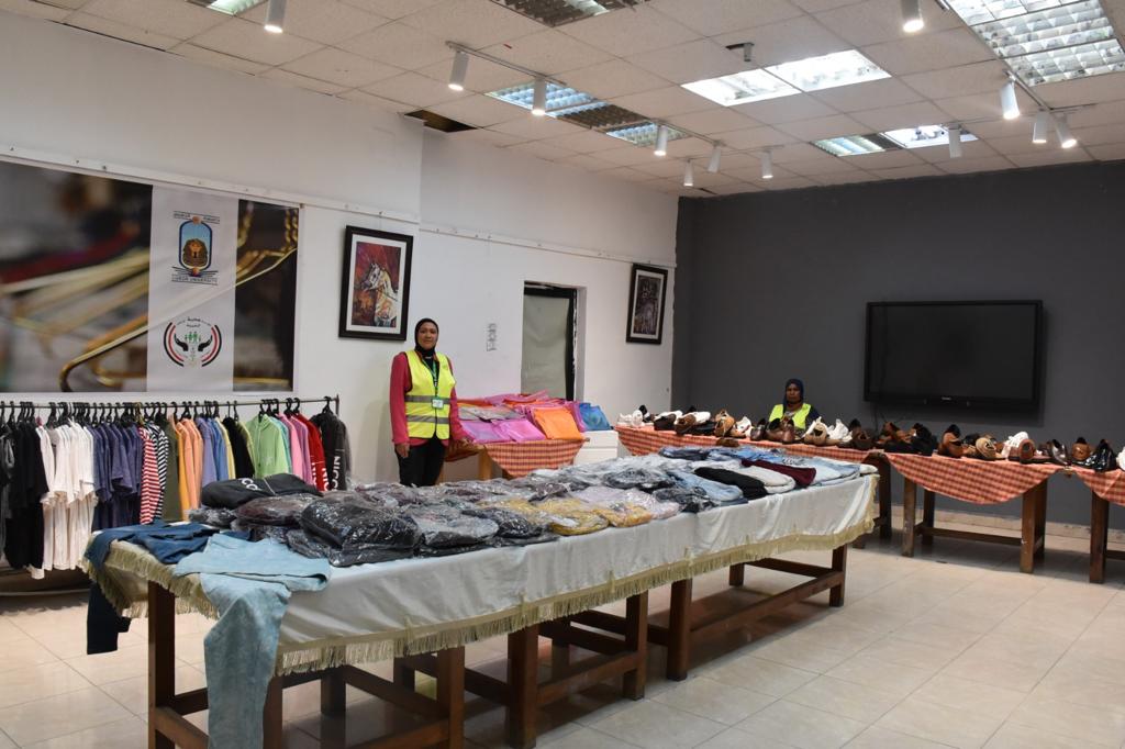 جامعة الأقصر تفتتح معرض ملابس للطلاب بالمجان