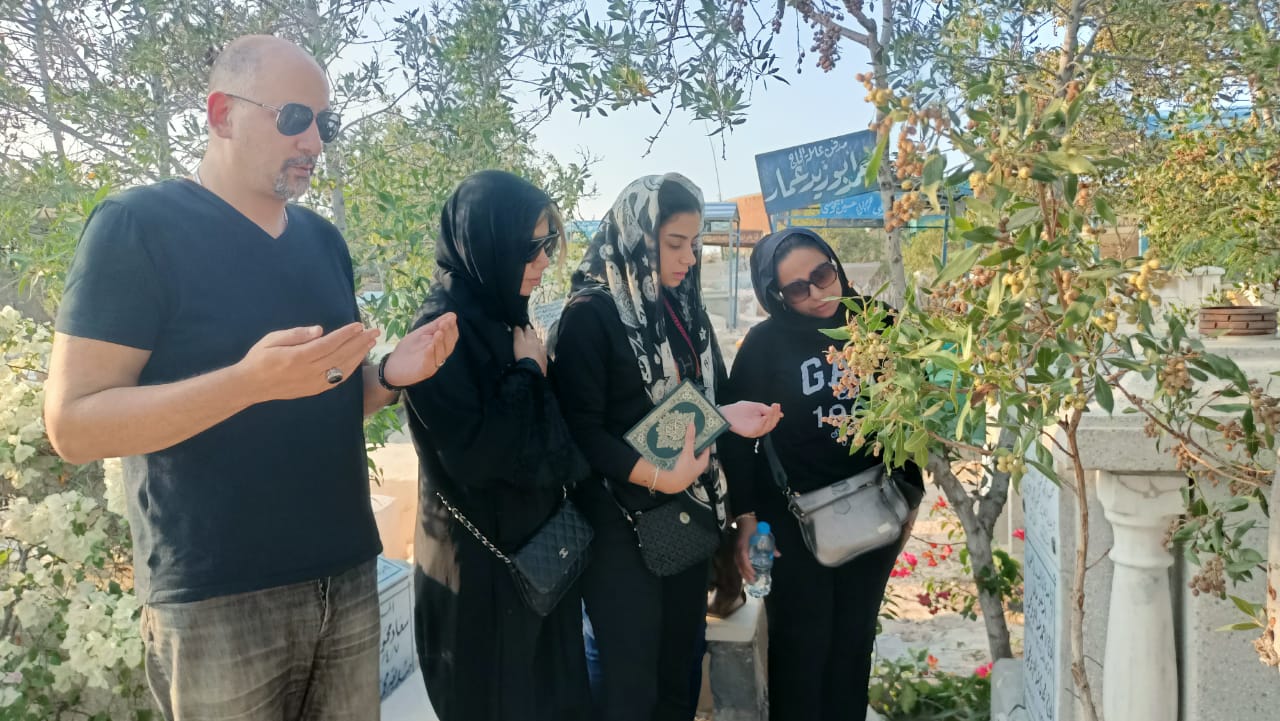 بوسي شلبي تزور قبر محمود عبد العزيز  بالإسكندرية