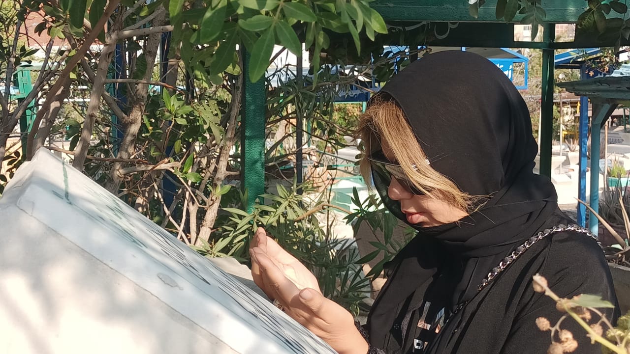 بوسي شلبي أمام قبر محمود عبد العزيز في الذكري السابعة