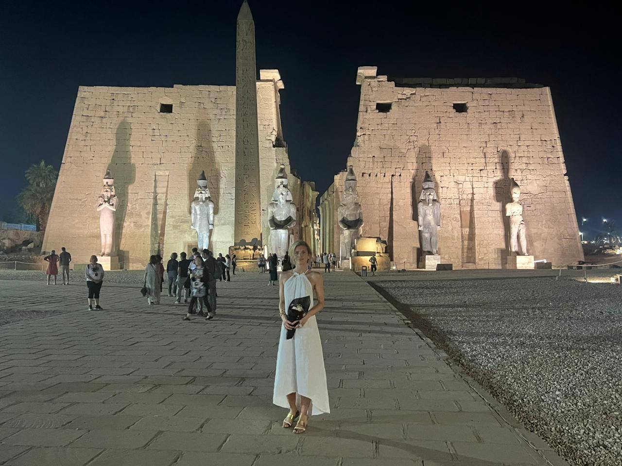 الفنانة الأمريكية أنالين ماكورد تستمتع بسحر الحضارة المصرية بمعبد الأقصر