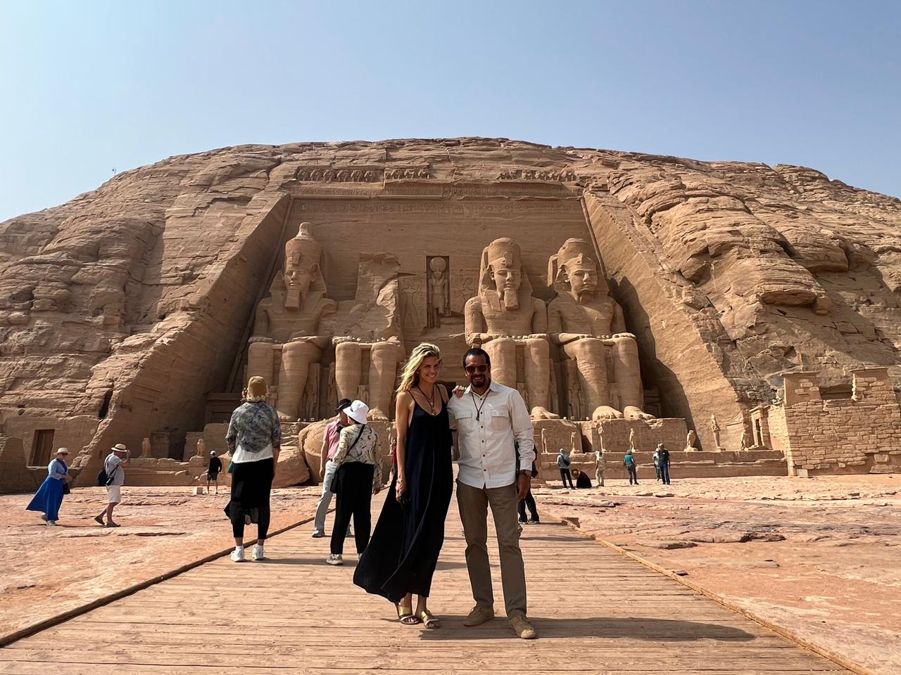 الفنانة الأمريكية أنالين ماكورد تستمتع بسحر معبد أبو سمبل